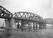 803465 Afbeelding van het invaren van een nieuw brugdeel voor de spoorbrug over de Waal te Nijmegen.